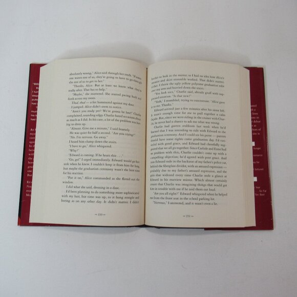 The Twilight Saga: 2 Hardcover Books Eclipse & Breaking Dawn by Stephenie Meyer - Picture 4 of 12
